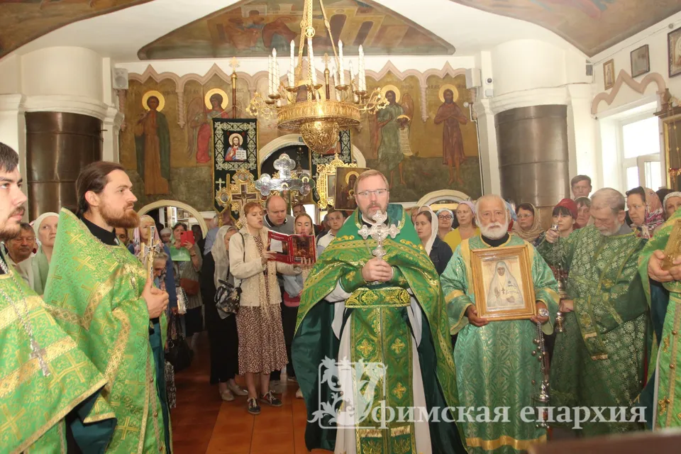 Крестный ход духовенства в зелёных облачениях с иконой вокруг собора